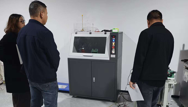 聚焦絕緣材料品質:客戶到訪武漢雷科電力開展擊穿電壓測試交流